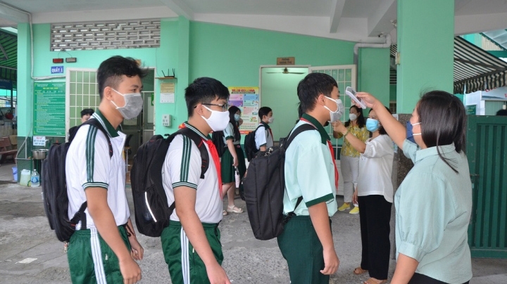 Schools in HCM city welcome back senior students